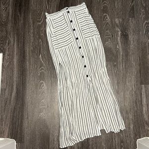 Black/White Striped Midi Skirt from Forever 21. Size S. Has pockets!